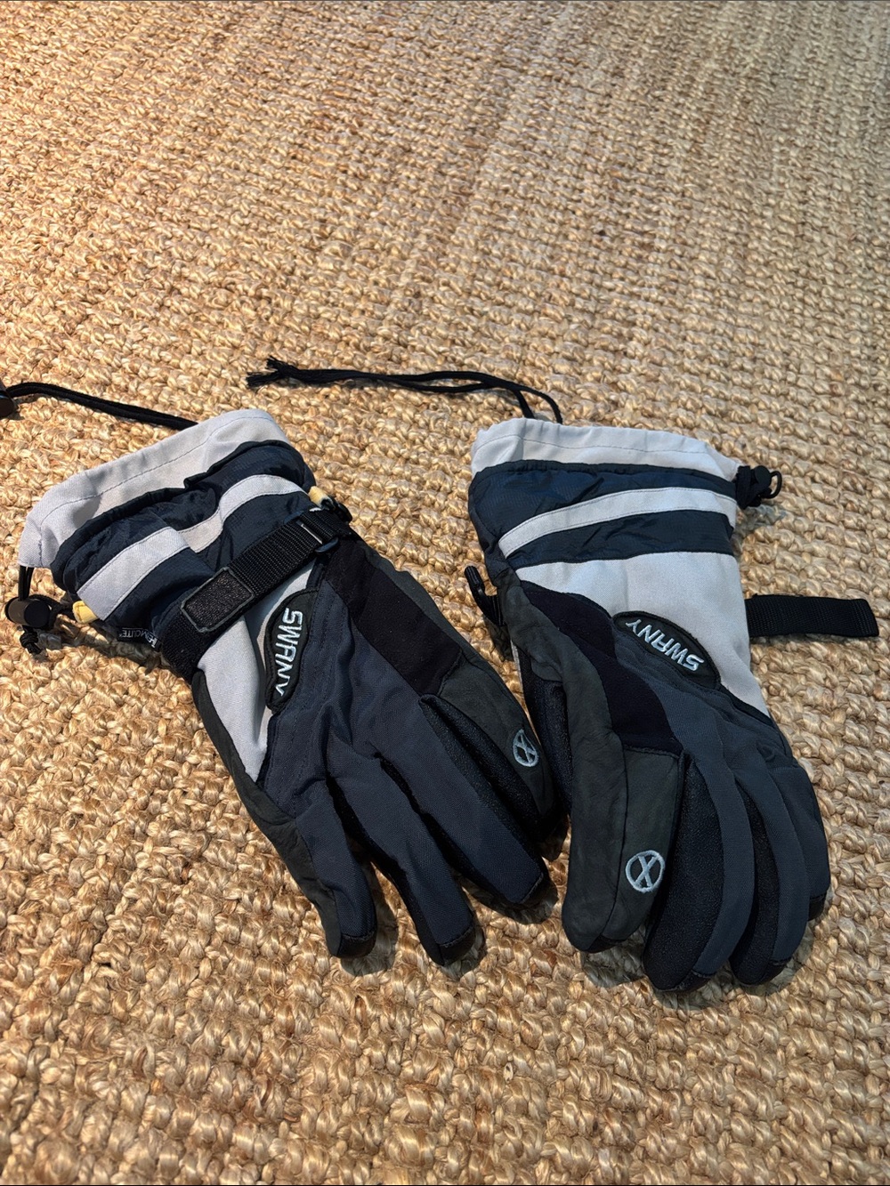 Swany Men's Black and Gray Insulated Ski Gloves